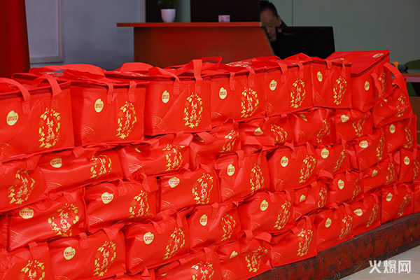 元宵佳节至,共庆团圆时! 火爆网为员工发放暖心元宵礼品!