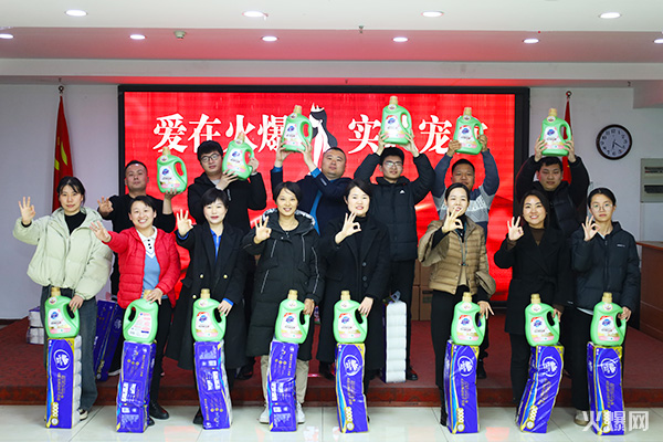 巾帼绽芳华,逐梦新火爆!火爆网为员工发放女神节礼品!